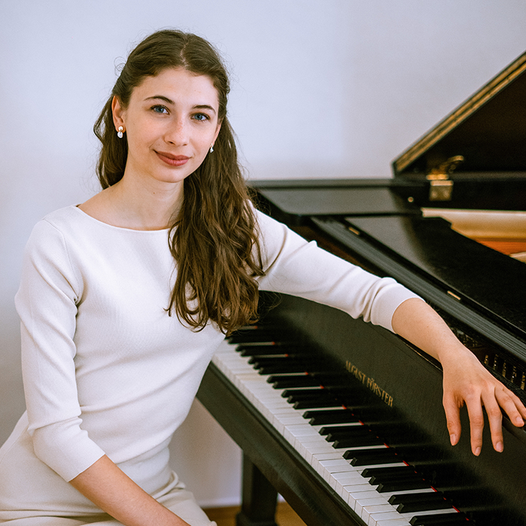 ELIŠKA TKADLČÍKOVÁ – klavír