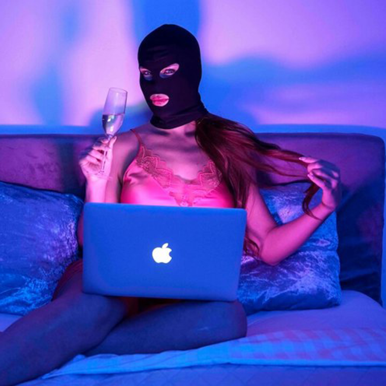 VIRTUÁLNÍ PŘÍTELKYNĚ